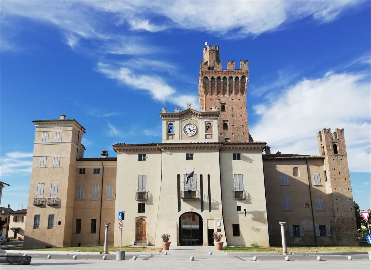 Risa_italy's tweet photo. ぼんやりと空を眺めていた。日常をほんの少し踏み外したくなって、いつもと違うスーパーに車で買い物に行くことにした。通りすがりの町で出会ったのは小さなお城。市役所として使われているんだって。なんかカッコいい、小さな町の市役所。
#片道25kmの買い物ドライブ
#Caorso #お城 #市役所 https://t.co/4EK2hR8LO7