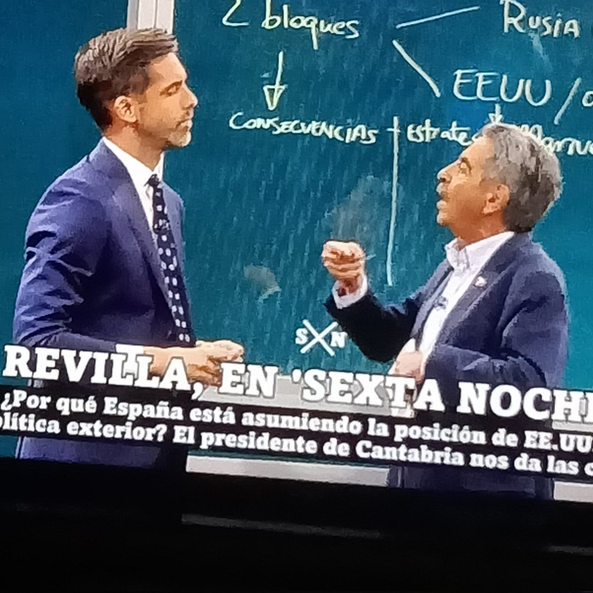 JoseAntonioMMa1's tweet photo. Revilla, el viejo mandamás de la Falange, ejerciendo de palanganero del sanchismo. A todo trapo. Este, no sabe lo q es la vergüenza. https://t.co/Bkf552I7Lr