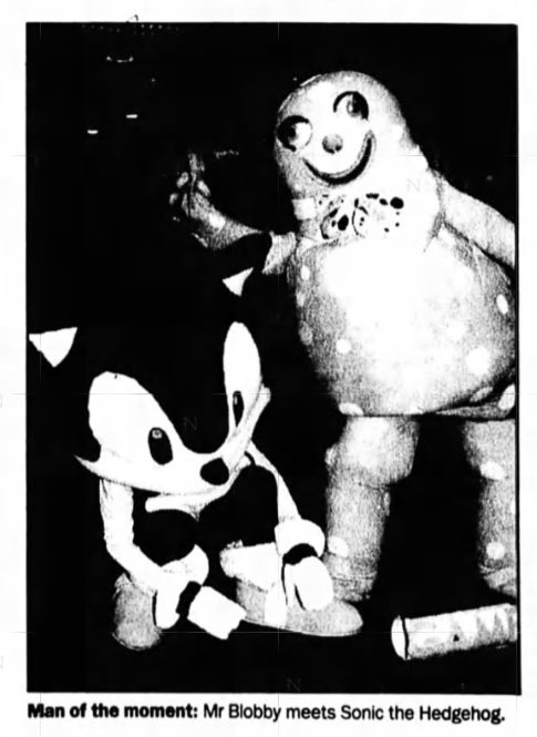 HistorySonic's tweet photo. Sonic meets Mr. Blobby, a horrifying character that traumatised an entire generation of British children (1993)

[Submitted by @_MusicVideoTime] https://t.co/yn1LyAZplr