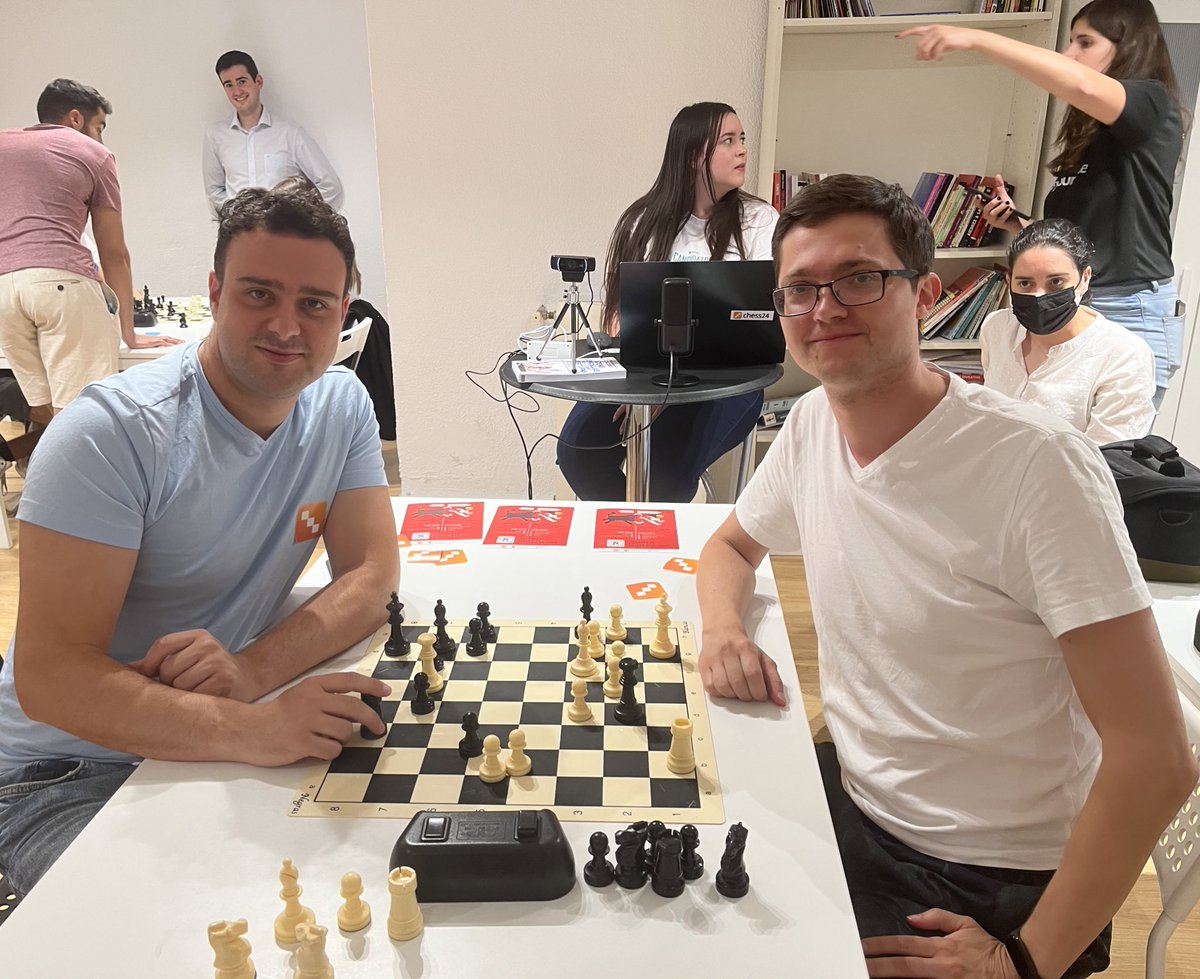 IlyaVarin's tweet photo. Partidas amistosas 🙌 en el club @AJEDREZCABEZA durante el torneo de candidatos #FIDECandidates2022
📸Blitz con GM Pepe Cuenca 🇪🇸 https://t.co/nUMnb113Sj