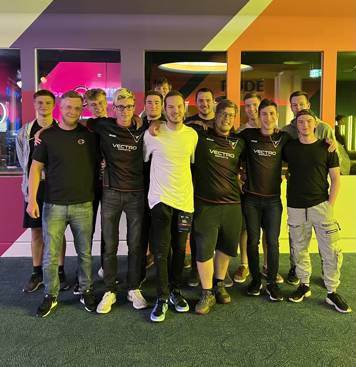 VectroEsports's tweet photo. #LAN 

Gemeinsam und persönlich ist es am Ende doch am besten💯♥️

Wir alle verbringen Stunden, Tage und Nächte im Internet und spielen oder reden zusammen. Gaming ist nicht nur zocken. Gaming bedeutet auch Freunde haben/finden🔥

Gaming verbindet. Habt alle eine tolle Zeit❗️🔥♥️ https://t.co/hG7L1Xlfo6