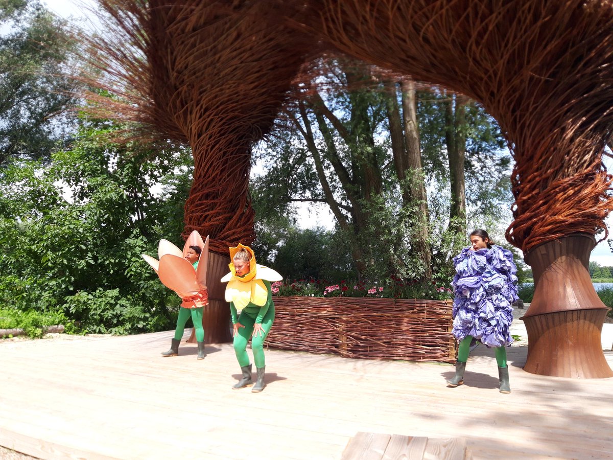 Bij #reddewereld van <a href="/BonteHondAlmere/">BonteHond</a> op de <a href="/Floriade2022/">Floriade2022</a> Een knap gespeelde, levendige en humorvolle voorstelling! Voor 10jarige dochter in top 3 van hoogtepunten Floriade!