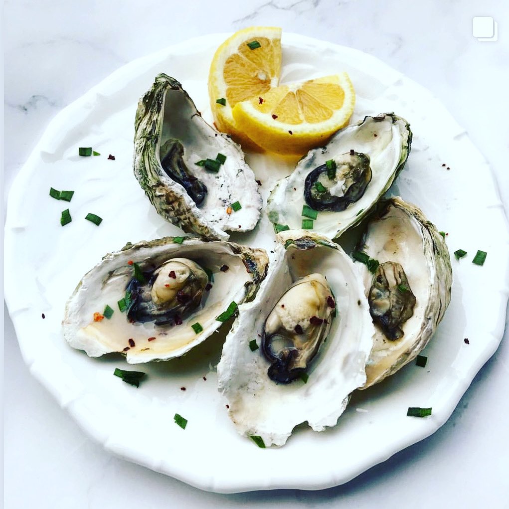 EvDaSilvaTrends's tweet photo. celebrating my #birthday with #friends and #myneighbors ask - whats my favorite - I share “but i can’t enjoy them raw at the moment” so they steam 3 dozen for me 🥰 and the party continues.
#myjewishneighbors know how to party 🤘🏽❤️🔥🥳 https://t.co/axo1XdabgR