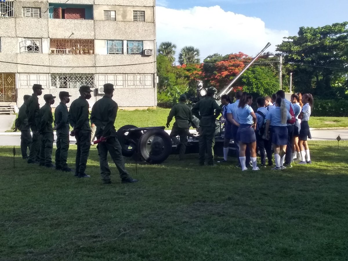 En nuestra #IslaDeLaJuventud,específicamente el consejo popular Abel Santamaría se vistió de verde olivo desarrollándose allí el día territorial de la defensa. Una representación de la <a href="/FeemPinera/">FEEM-PINERA</a> y demostración del pelotón de ceremonia del IPU Celia Sánchez Manduley.