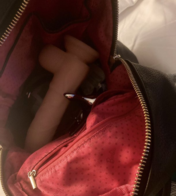 GNOCCHlMANE's tweet photo. ich hab mein gras unter sexspielzeug versteckt damit die bullen die tasche peinlich berührt wieder zu machen bevor sie es sehen können folgt mir für mehr criminal mastermind tricks https://t.co/0h2AUXUg9z