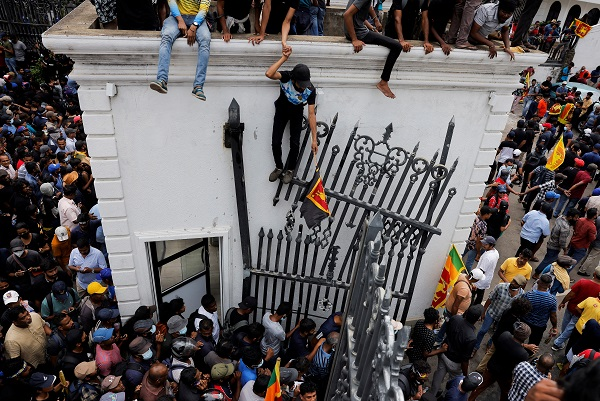 OfficialAiNews's tweet photo. Sri Lanka: The last remaining Rajapaksa announces resignation, dramatic pictures inside

#SriLanka #SriLankaCrisis #SriLankaProtests #SriLankaEconomicCrisis #MahindaRajapaksa https://t.co/1U2NqxRCNc