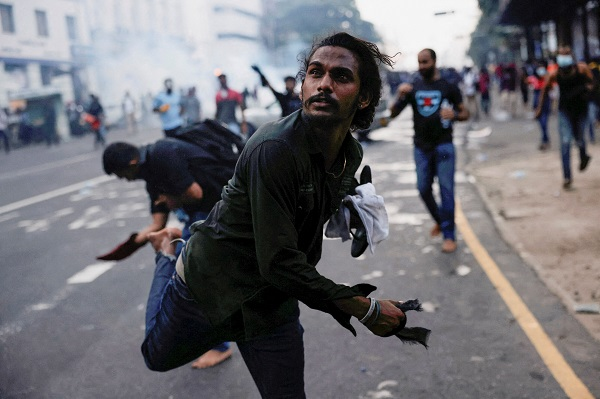 OfficialAiNews's tweet photo. Sri Lanka: The last remaining Rajapaksa announces resignation, dramatic pictures inside

#SriLanka #SriLankaCrisis #SriLankaProtests #SriLankaEconomicCrisis #MahindaRajapaksa https://t.co/1U2NqxRCNc