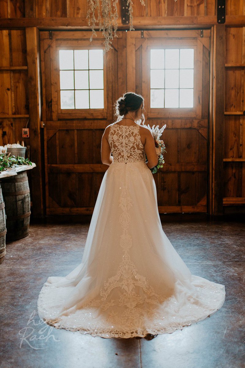 MrsHahn610's tweet photo. ✨@BHahn2015, tomorrow marks 1 month of being your Mrs.✨
🥰😘

📸: Hey Rach Creative
👗: Diane's Dresses, Etc.
💇🏽‍♀️: Autumn Marie Schmale https://t.co/ApX07yYYU1