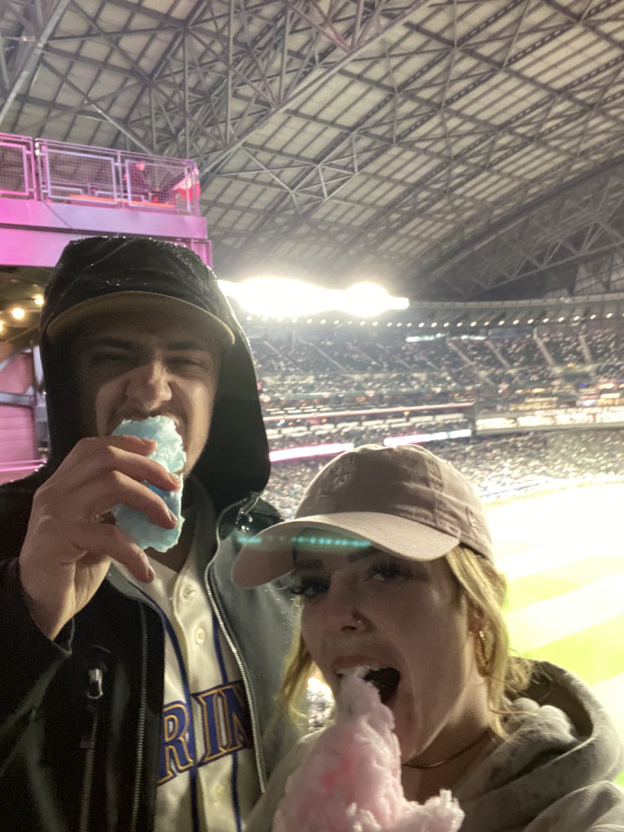 Thought about calling you today but decided not to. So here’s a photo of us instead. Have a good weekend ✌️ <a href="/sydnaye/">squid</a>