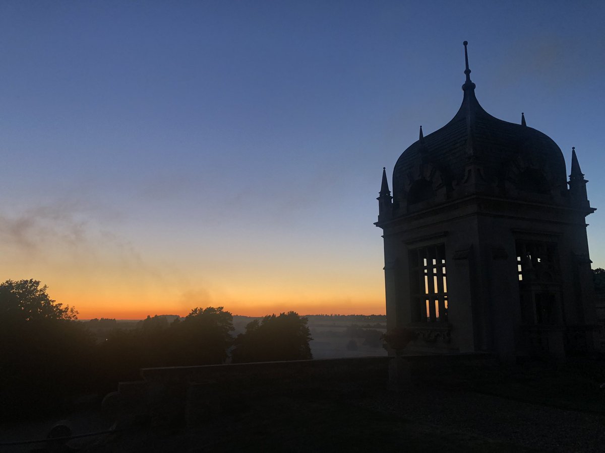 AngieBrunk's tweet photo. Amazing sunset. Amazing 💥 . Amazing alumni trip. No matter how much time I spend @HarlaxtonManor , it’s never enough. I always want one more day…one more picture. https://t.co/fLVrrR2KXV