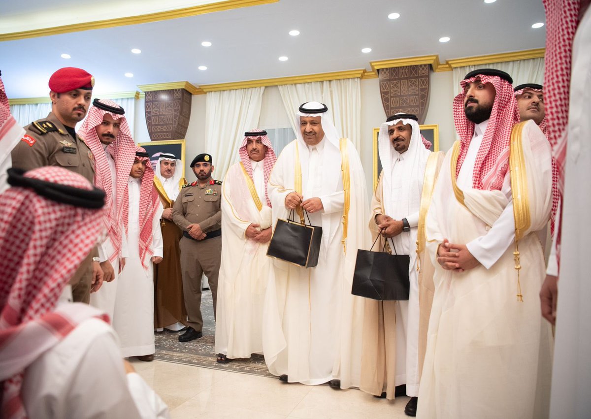 #استقبال

سمو أمير منطقة #الباحة
يستقبل مشائخ القبائل والأهالي المهنئين بمناسبة #عيد_الأضحى 
ويقدم سموه عدد من الهدايا والعيديات لأبنائه الأيتام ونزلاء التأهيل الشامل ويبادلهم التهاني بهذه المناسبة .