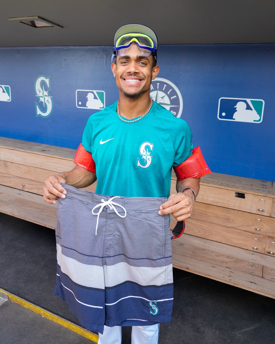 Seattle Mariners (@mariners) on Twitter photo 🏊♂️ RETWEET TO WIN 🏊♂️
You too can swim to 3rd with your very own <a href="/MarinersStore/">Mariners Team Store</a> swim trunks... RT for a chance to win. 🤣 🏊♂️ RETWEET TO WIN 🏊♂️
You too can swim to 3rd with your very own <a href="/MarinersStore/">Mariners Team Store</a> swim trunks... RT for a chance to win. 🤣