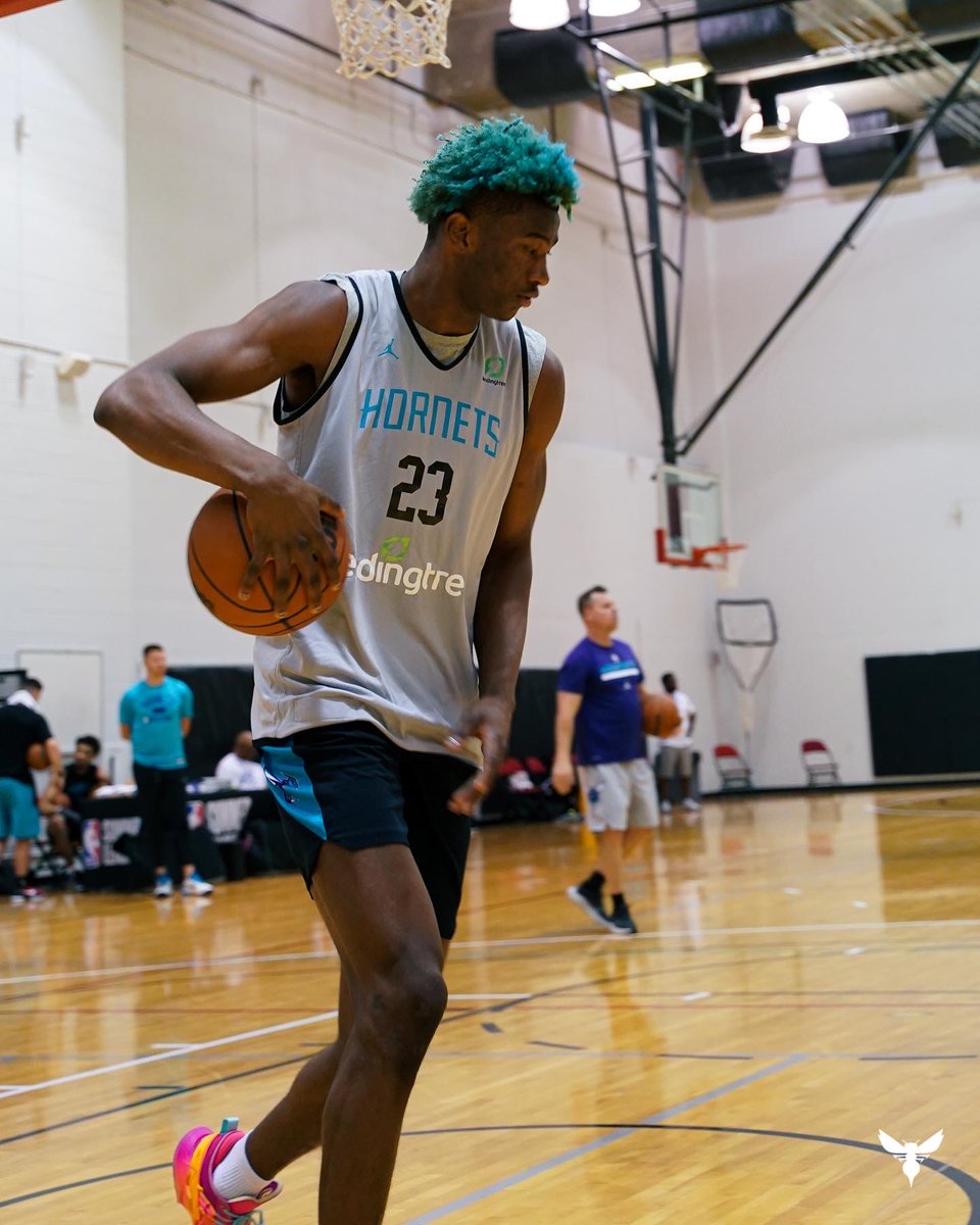 hornets's tweet photo. The desert grind. 🔥🌵

#NBASummer https://t.co/JYgzzN53FC