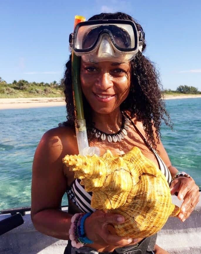 AngelaBrentHar1's tweet photo. Call me on my #shellphone....I will be mermaiding in beautiful Manalapan, Florida.😆🐚🧜‍♀️🧜‍♂️#HorseConchShell #snorkeling @boyntonbeachrec @VISITFLORIDA @AuthenticFL @FloridianCreat1 @TheFloridaCoast @LuxTravelHotels @born_saltwater #Beach #oceanlife #SummerVibes https://t.co/PqW0DcqQrg