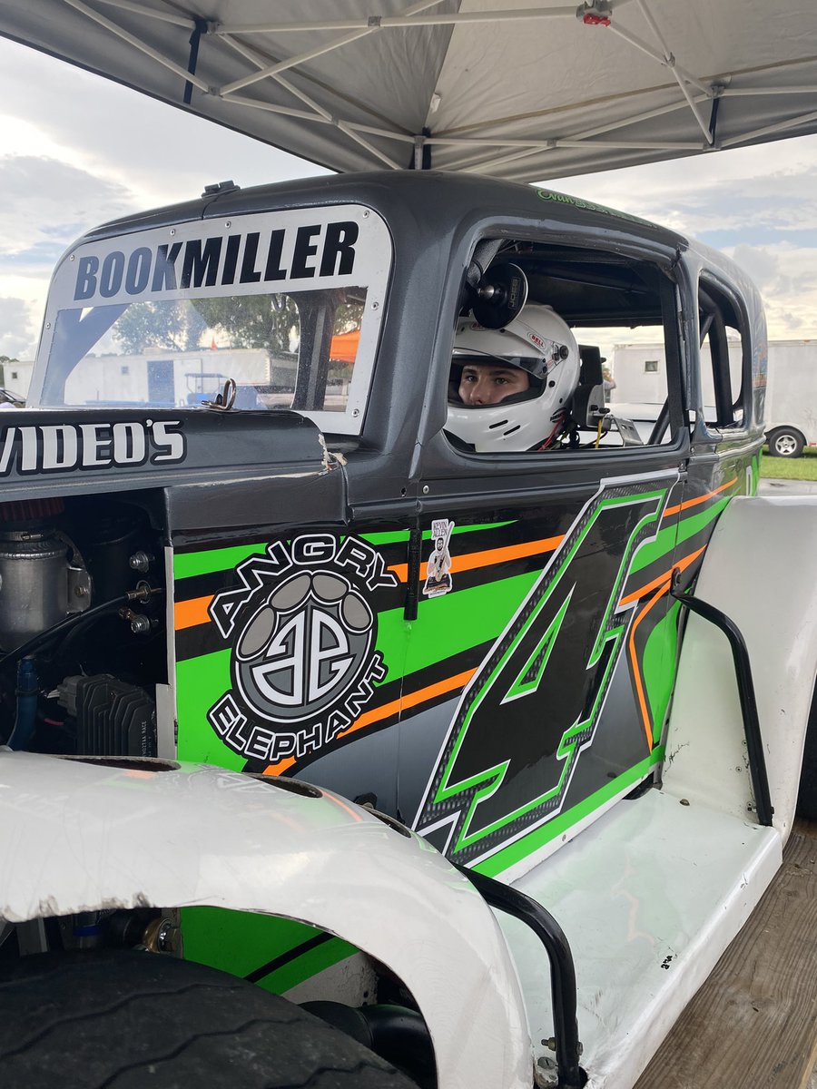 BookmillerMotor's tweet photo. Cleaning is part of it 🏁 @Starbriteinc @startron #LegendsCar #Racing #EvanBookmiller #BookmillerMotorsports #CDanGang #CoupeKiller @MotorsportsJw https://t.co/h5E6Ff6RE0