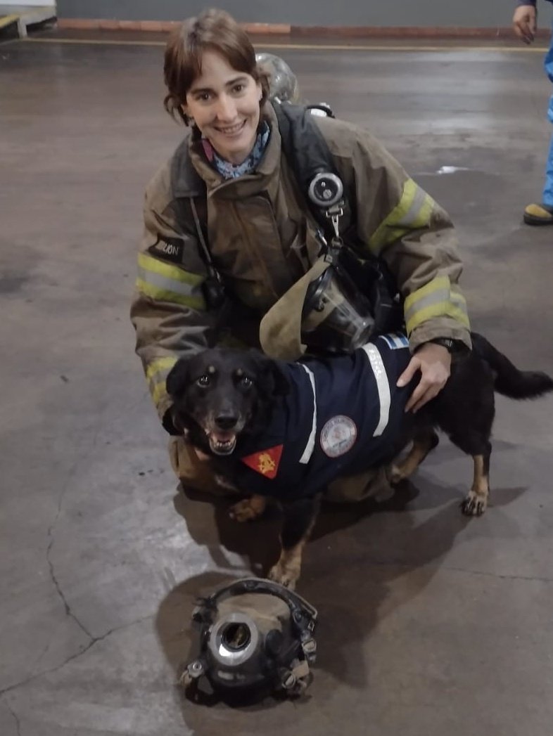 Vengo a enternecerles con mi hermana bombera y el perrito bombero del destacamento de San Miguel
