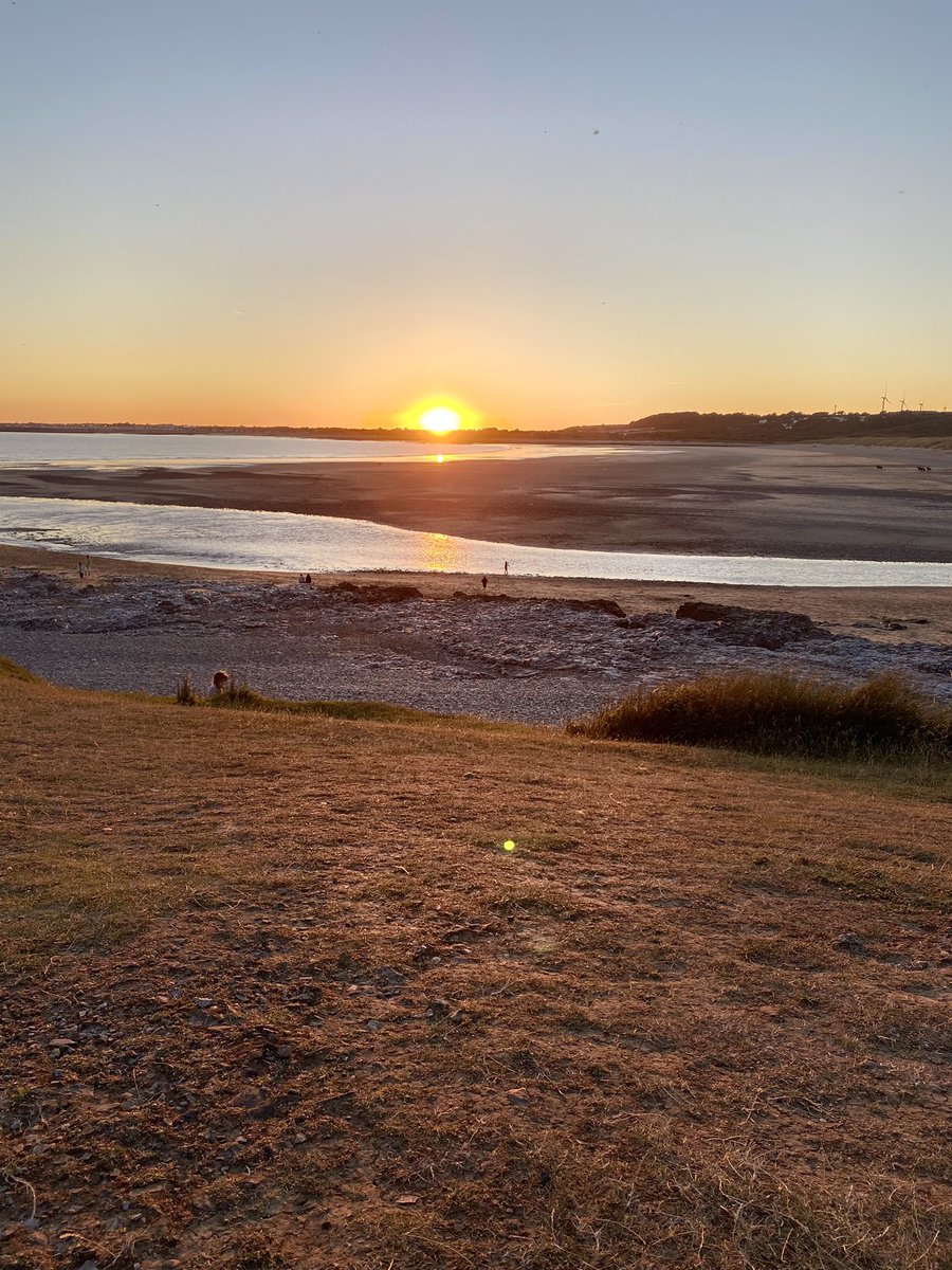 kopajp's tweet photo. Beautiful sunset this evening by Ogmore by the sea  in South Wales @DerekTheWeather #sunset https://t.co/QLna4m2LTJ