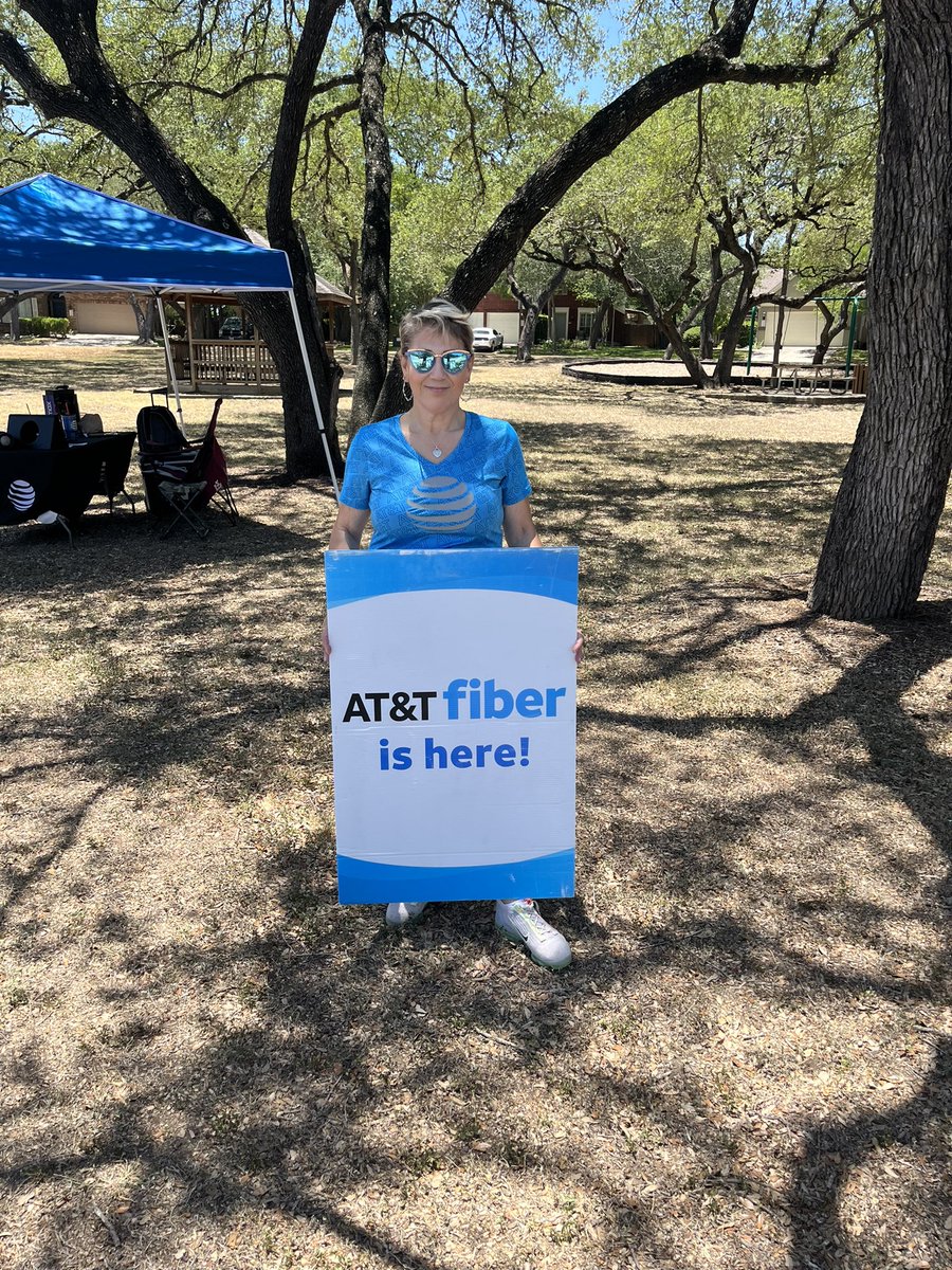 Orlandooe663s's tweet photo. 105 degrees out in #EastSA Let’s go!! The Forum Team our lady’s Maddie and Yami with them Fiber migrations #STXFiberFest @STXSpeedsetters @jessermontez @LuisSilva_STX @JoseTrevino2207 https://t.co/kIXkx0LHHY