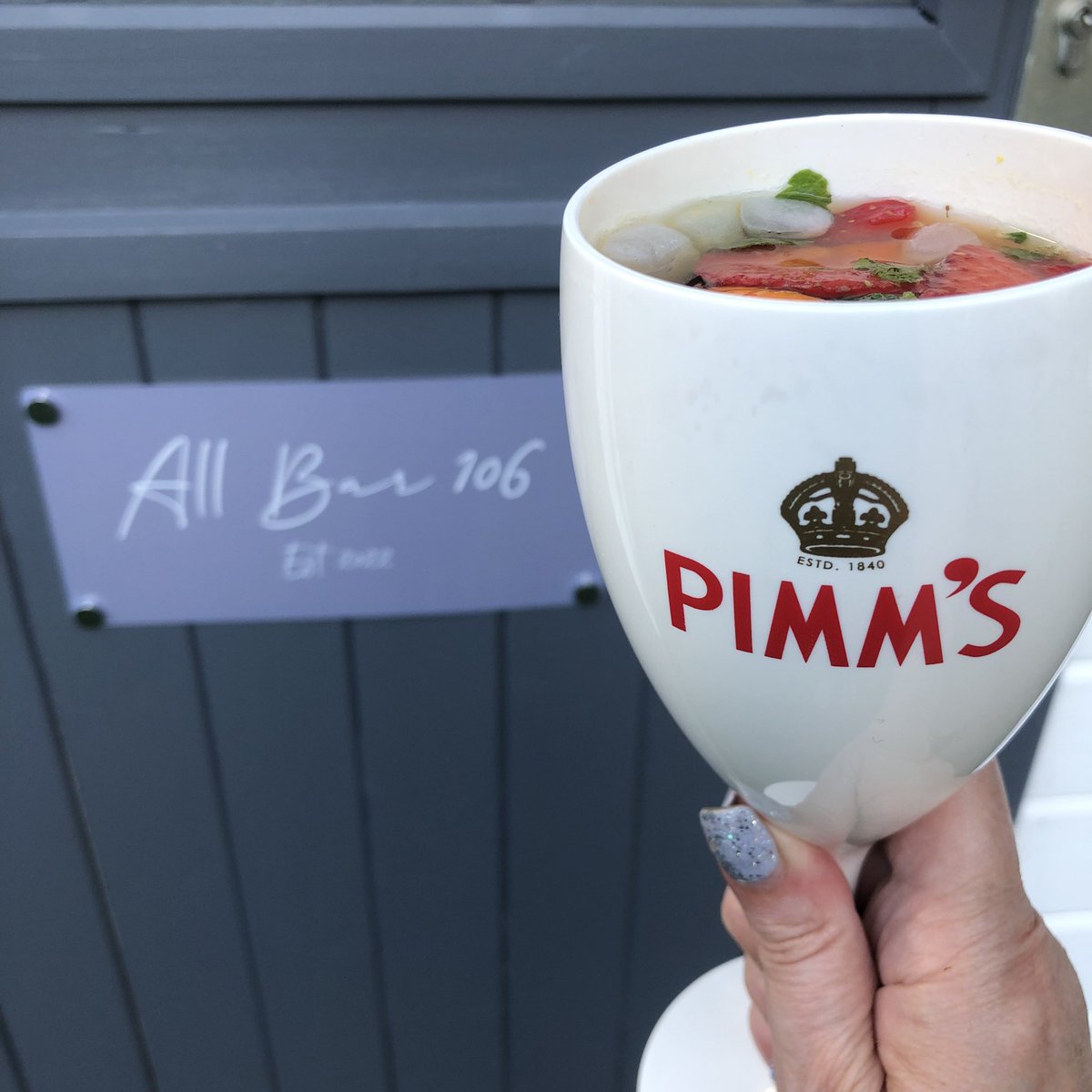 1scrummymummy's tweet image. It was #LadiesFinal day at #Wimbledon after all so @PimmsGB o’clock it is in the bar tonight… 🍹