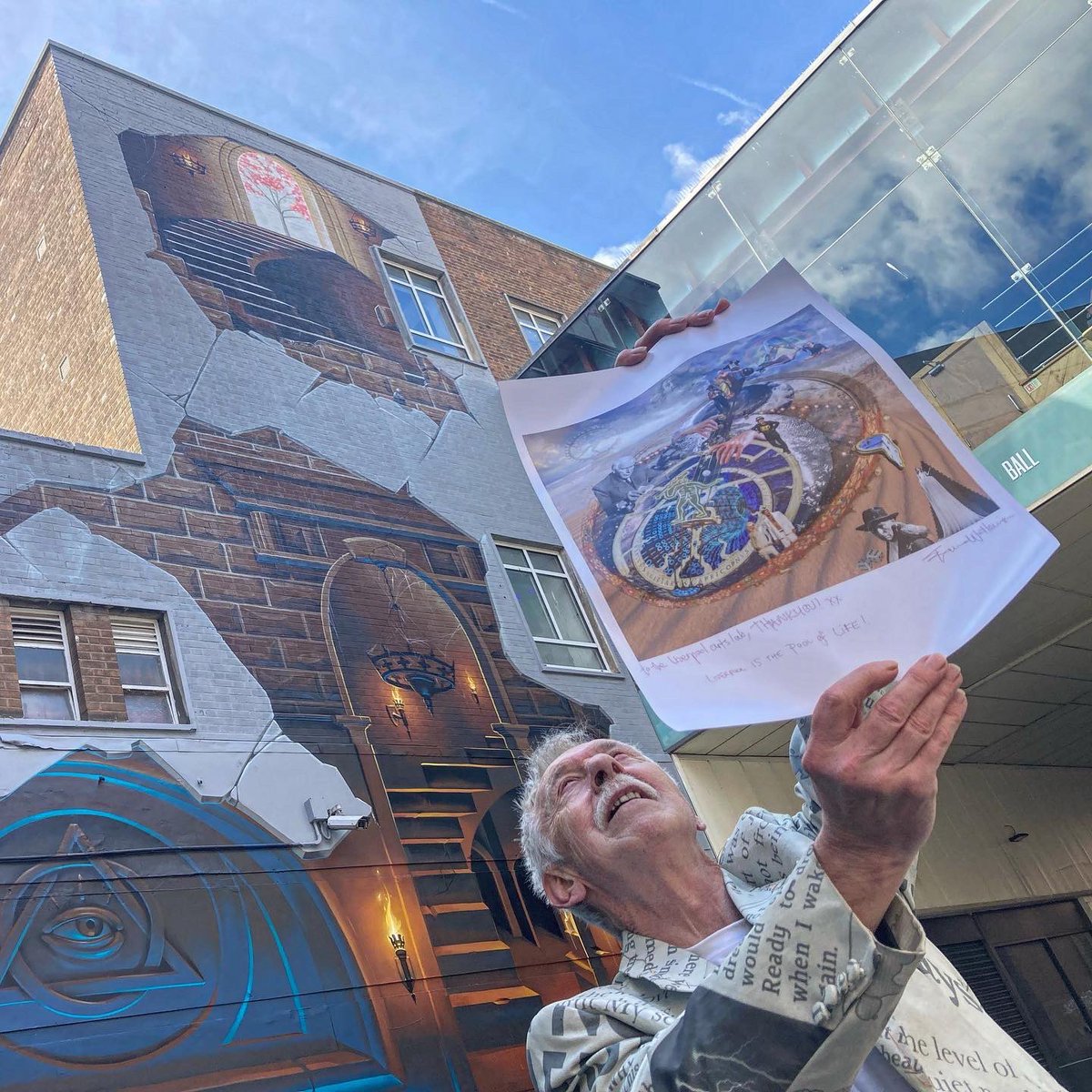 HarwoodAliArt's tweet image. Liverpool Arts Lab celebrated artist Smug’s excellent Pool of Life mural this morning by sharing Jung’s dream, listening to Ode to Joy &amp;amp; reciting the poem I wrote for the Cerne to Cern pilgrimage.
#liverpoolartslab #matthewstreet #pooloflife #liverpoolspeaks #liverpoolpoetryspace
