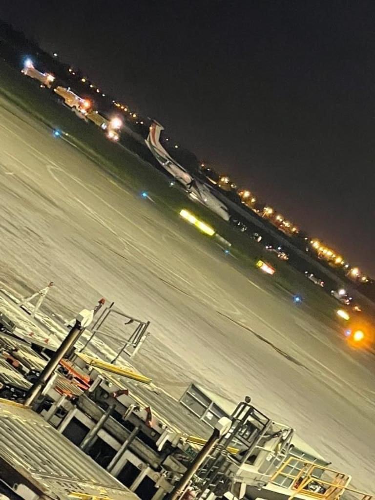 Prom_Ivoire's tweet photo. Un avion air Côte d'Ivoire en provenance de korhogo après 04 tentatives s'est posé sans trop d'encombre et aucun blessé.
Du coup, l'aéroport FHB Abidjan est fermé.
Le vol AF702 en dérouté sur Accra et AF704 à Lomé... https://t.co/m0jO5A5wxp