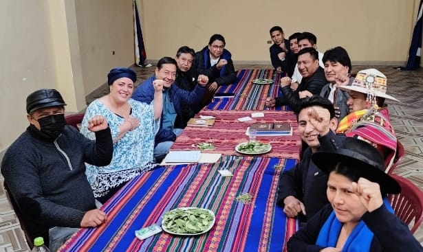 LuchoXBolivia's tweet photo. Continuando con nuestras reuniones periódicas de coordinación política, sostuvimos un encuentro en el que reafirmamos nuestro compromiso con la unidad entre organizaciones sociales, nuestro Instrumento Político, MAS - IPSP, Asamblea Legislativa Plurinacional y Gobierno Nacional. https://t.co/pGOQIr5aDm
