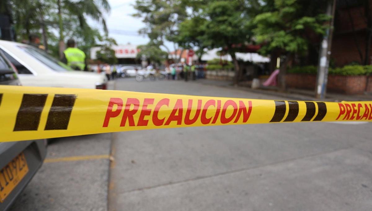 Citytv's tweet photo. 🚨 AMPLIACIÓN | Hombres en una moto asesinaron a una pareja. En el ataque el hombre murió instantáneamente.

Estas son las primeras versiones ► https://t.co/9ByasVkVZu https://t.co/HXNxujyNxD