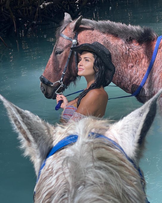 Everything 8 year old Pashence ever dreamed about!! 💭🐴 🌴   Riding on the back of Kava, (this beautiful