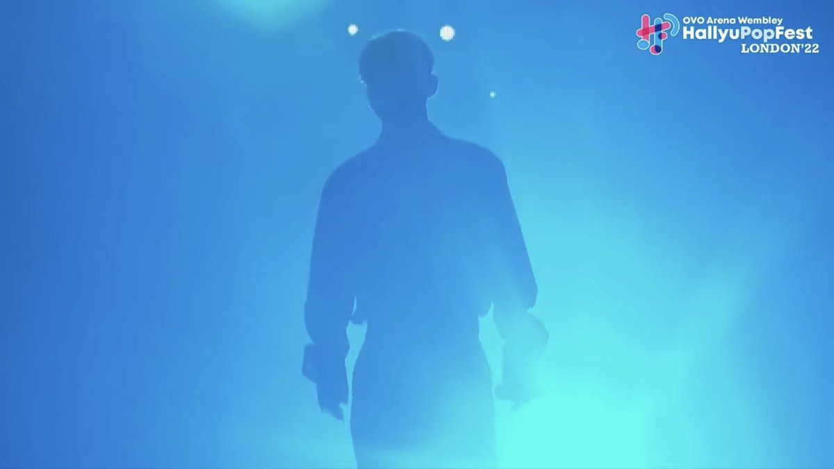 oshcuddles's tweet photo. THIS JONGDAE ENTRANCE SEQUENCE IS ICONIC ✨ https://t.co/kAuZE91MZR