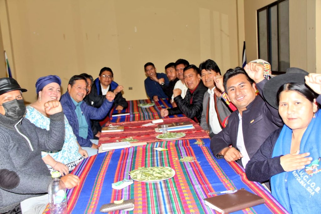Importante y productiva reunión con nuestros presidente <a href="/LuchoXBolivia/">Luis Alberto Arce Catacora (Lucho Arce)</a> y vicepresidente <a href="/LaramaDavid/">David Choquehuanca</a>,  algunos ministros, el Pacto de Unidad y representantes de Asamblea Legislativa para una evaluación política. Acordamos que estos encuentros serían permanentes. ¡Estamos unidos!