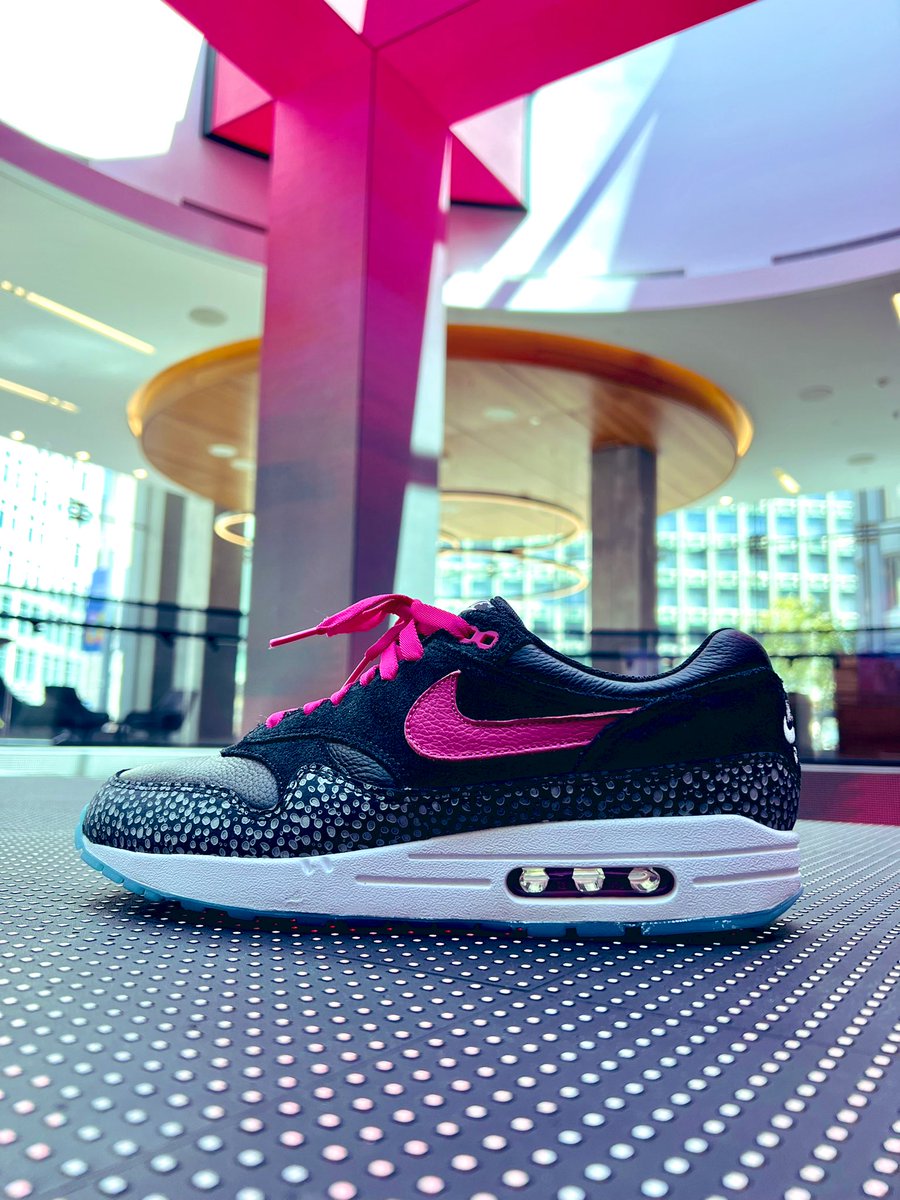 Retrorv2345's tweet photo. New work shoes 1 of 1. #nike #snkrskickcheck @Nike #tmobile #AMX1 https://t.co/PqE9MvZwWc