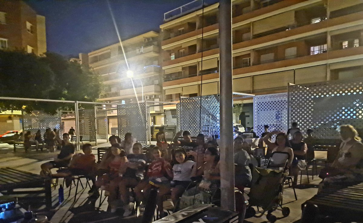 CoopdeCap's tweet image. Por fin pudimos abrir nuestro 4 Ciclo de Cine Social de Verano.Notamos a faltar al público más longevo y fiel,esperamos que no sea por culpa del Covid...😪y sea porque alguien o algunos "personajes" se han dedicado a quitar nuestros carteles...🤬😡😤
#CineSocialdeVeranoCoopdeCap