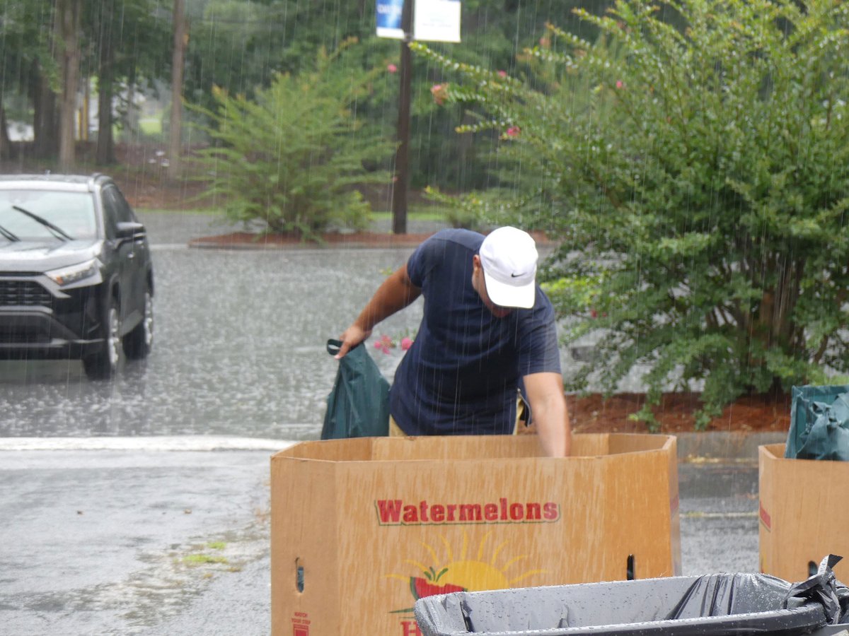 CascadeUMC's tweet photo. Today, we distributed over 1,500 food boxes to Atlanta families. Whether rain or shine, we are called to serve those in need. A special thanks is extended to all of our wonderful and hardworking volunteers. #cascadeumc https://t.co/FqGlbHRWa2