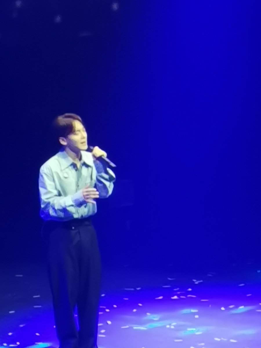 It's so unrealistic that is see him singing! #exo #weareone #chen #HallyuPopFest