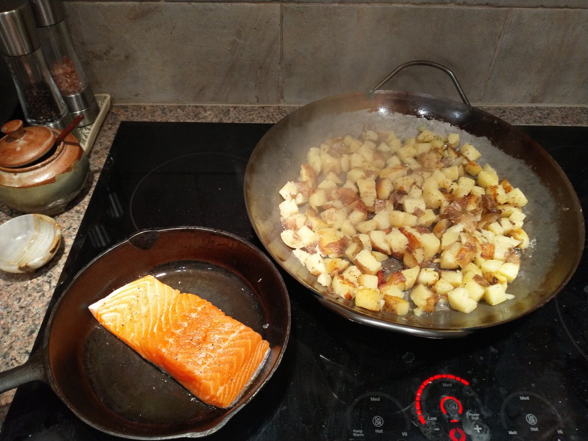 llorenzin's tweet photo. We hit up @DurhamFarmerMkt this morning for tonight's taste-of-summer feast - local corn, potatoes, red onion, & pattypan squash for summer vegetable succotash… 🥔🌽🧅
Plus a lovely salmon filet from Washington Crab! 🐟 #ncfish https://t.co/T9xYrPM4tW