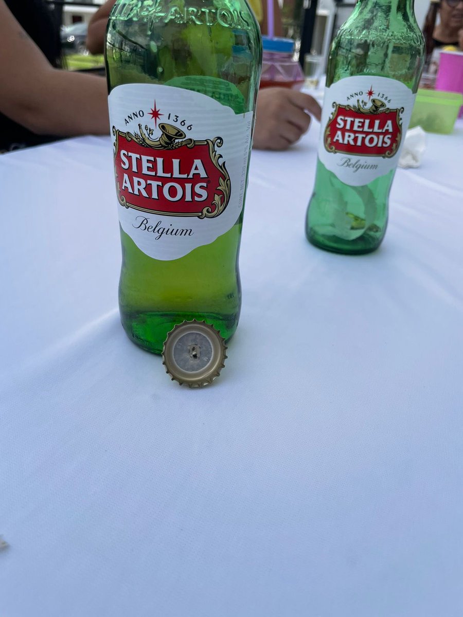 Ceciapaez's tweet photo. @StellaArtoisMx hoy en la carnita asada abriendo las cheves venían las corcholatas hongueadas ☹️ https://t.co/H0oqSoHNUV