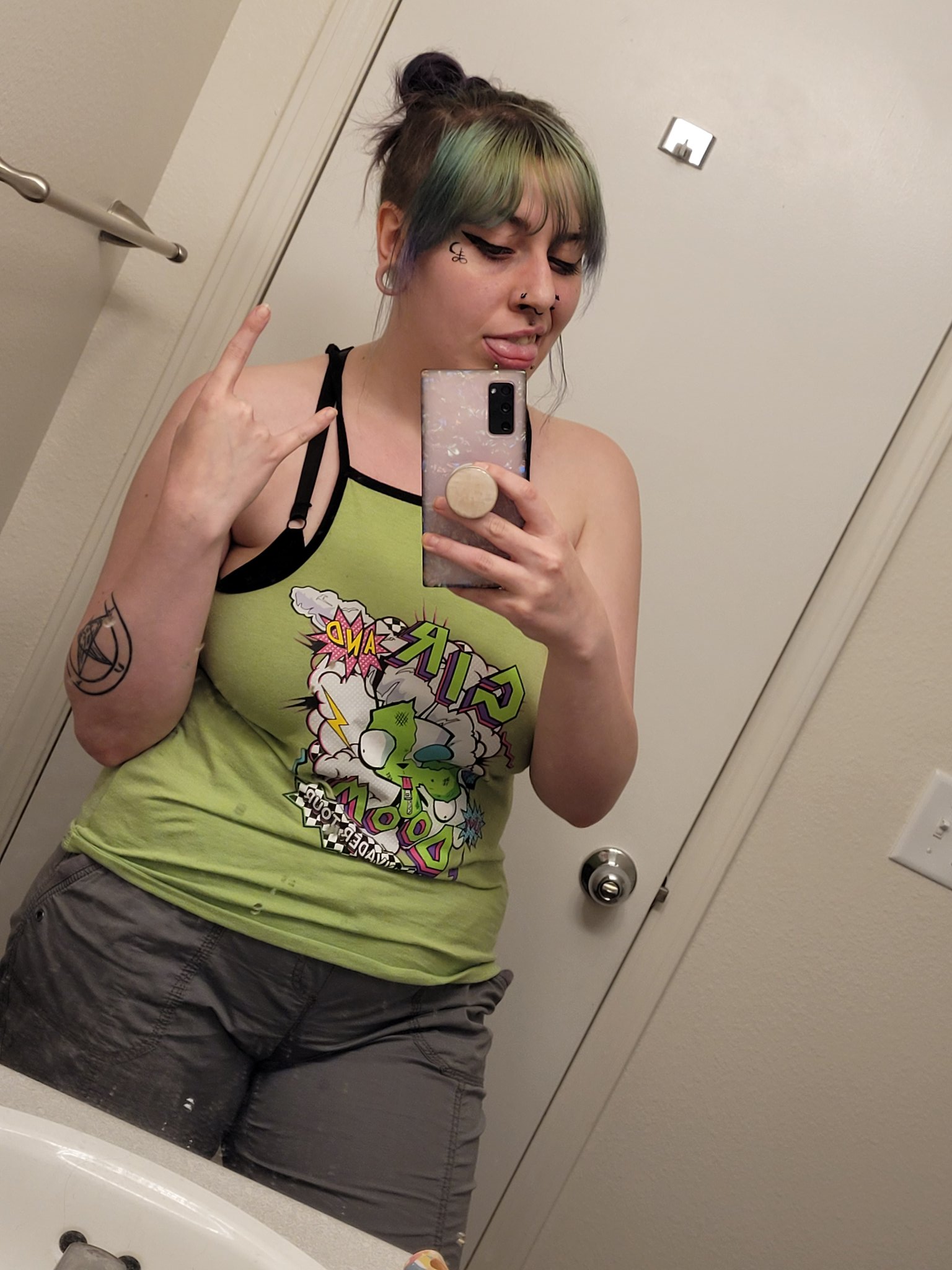 Vivian LaVey on Twitter: "Serving bi vibes, I have an onlyfans if you