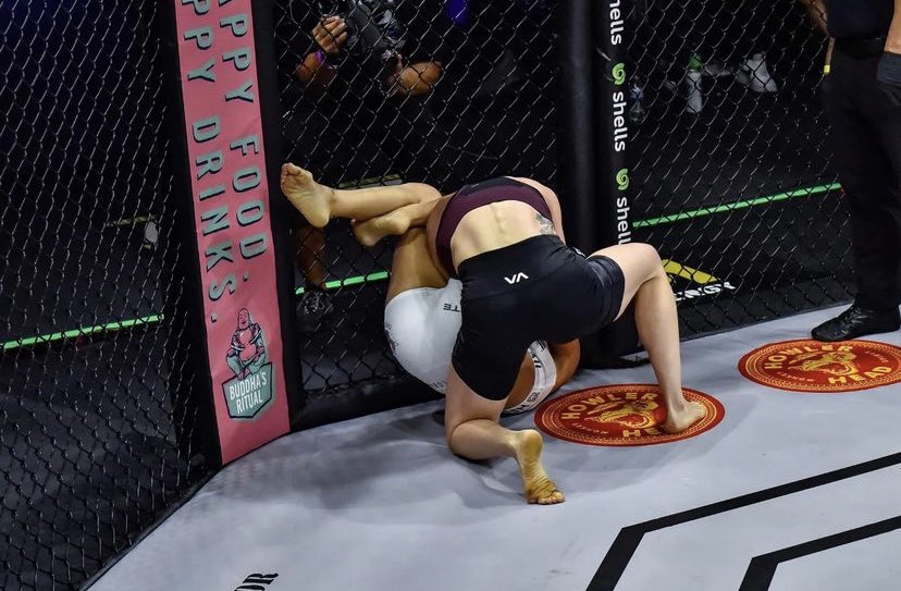 damadeferromma's tweet photo. Maria Henderson (1-0) venceu Melanie McIntyre (0-1) com um triângulo no primeiro round no #lfa135 pela categoria peso palha
📸: @LFAfighting https://t.co/kD79yjkhnB