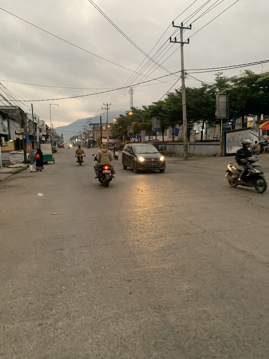 mistcloud's tweet photo. Suasana Iedul Adha, Wanaraja Garut. Cuaca redup, lalin masih sepi.
@RadioElshinta @pikiran_rakyat https://t.co/hOx2vSG99V