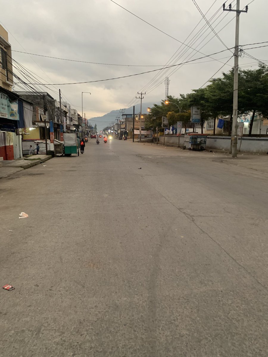 mistcloud's tweet photo. Suasana Iedul Adha, Wanaraja Garut. Cuaca redup, lalin masih sepi.
@RadioElshinta @pikiran_rakyat https://t.co/hOx2vSG99V