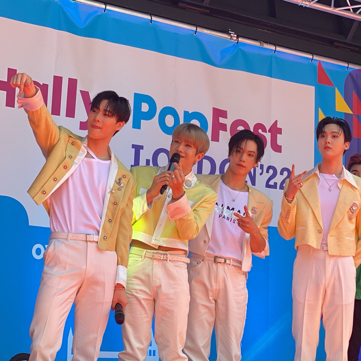 BuzzFeedUK's tweet photo. some more photos from this morning at #HallyuPopFest2022 ! #CHEN #ASTRO #EVERGLOW #ONEUS 🤩🤩🤩🤩 https://t.co/bOwwyPRiyd