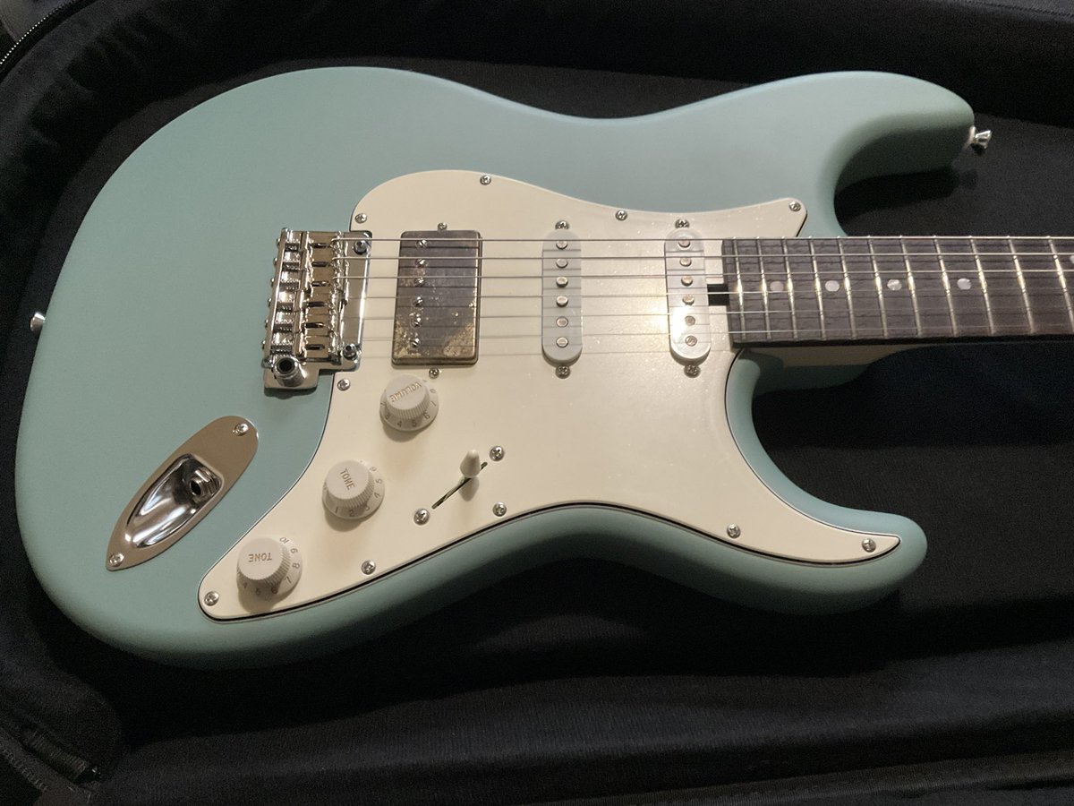 studio_hanazoh's tweet photo. やっと届いたギターを触る時間作れそう。オーダーしたsaito guitars S622CS、カラーはsageです。くすんだグリーンが可愛いです。重量もアームなしだと3.1を少し切るくらい♪ピックアップカバーはエイジド加工のものにしてもらいました。
#my new gear #mng https://t.co/4Y1fRvbqOz