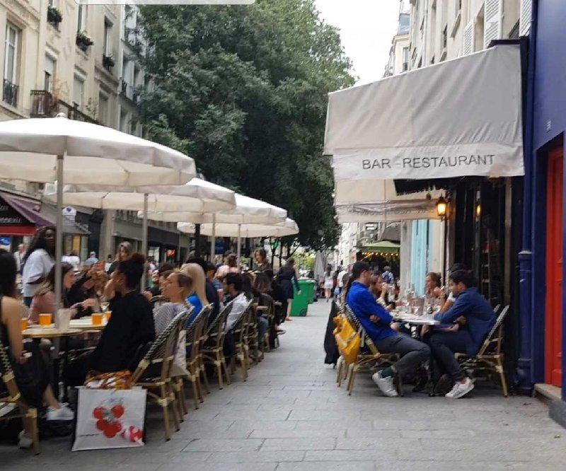 Pgp2P's tweet photo. Dans la jungle des #terrasses 
Petit tour dans le quartier des Halles à #ParisCentre où les établissements exploitent très respectueusement les trottoirs et orientent en toute bienveillance les piétons sur la route.  1/10 https://t.co/8TX5ZMBP5D