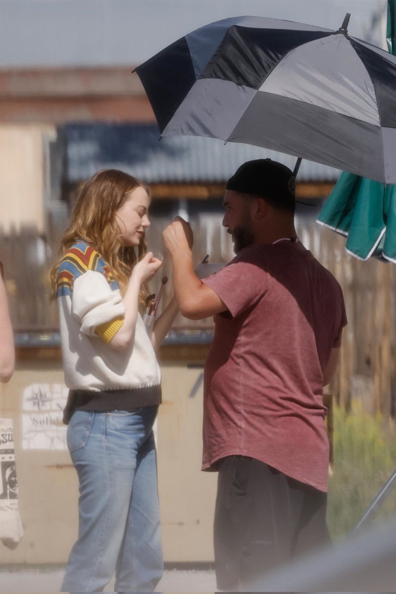 EmmaStoneWorld's tweet photo. 🆕️ || new photos of Emma Stone filming her upcoming series The Curse in New Mexico (07/08/22) https://t.co/LRTfQ0QFQp