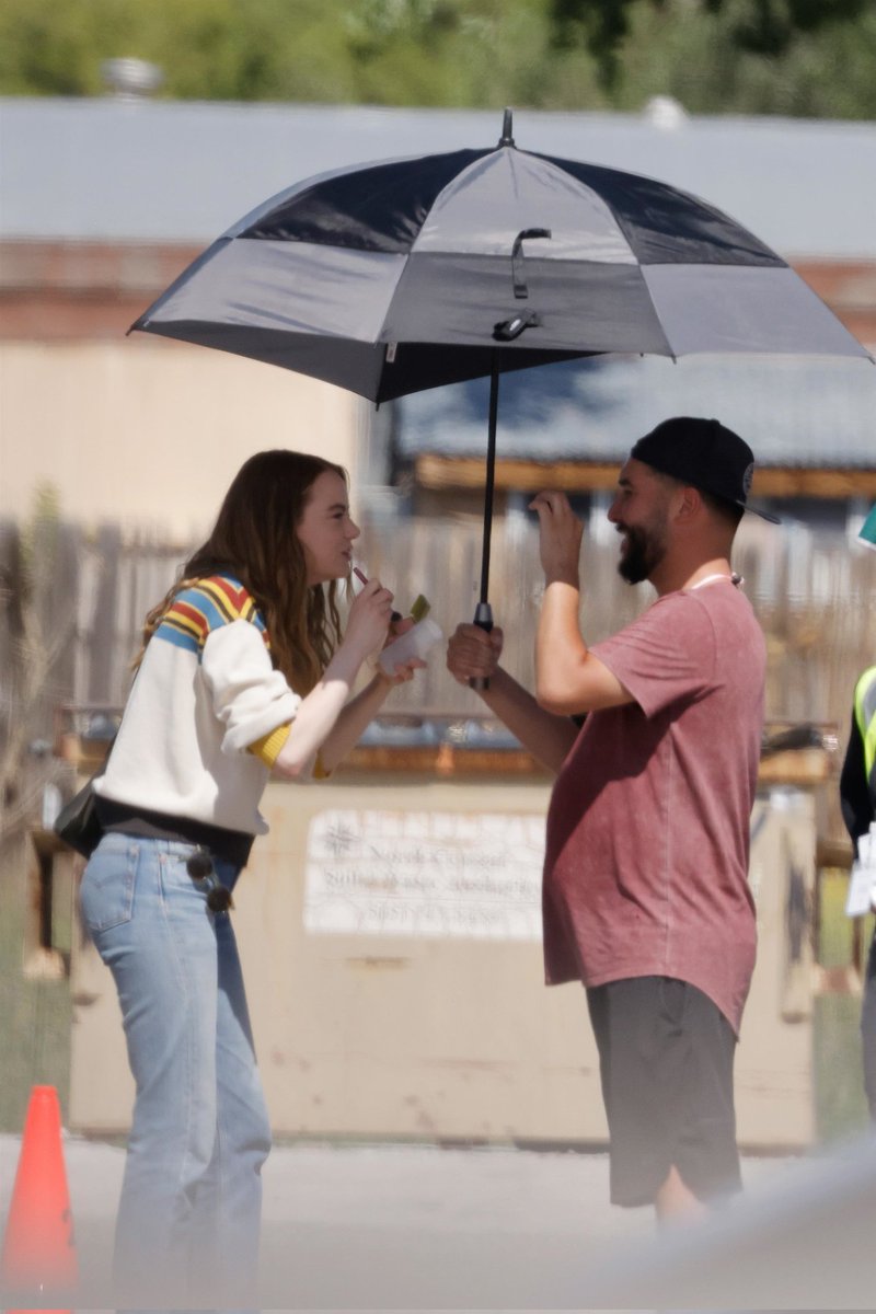 EmmaStoneWorld's tweet photo. 🆕️ || new photos of Emma Stone filming her upcoming series The Curse in New Mexico (07/08/22) https://t.co/LRTfQ0QFQp