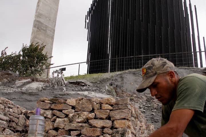 AdolfoP_Oficial's tweet photo. #9Jul Inspeccioné los trabajos que se realizan en el Monumento Manto de María, ubicado en la avenida Circunvalación Norte, junto al equipo de trabajo e ingenieros expertos en movimientos de suelos. Seguimos en la construcción de gaviones para garantizar el acceso a la plazoleta. https://t.co/ohZOR1SiPI