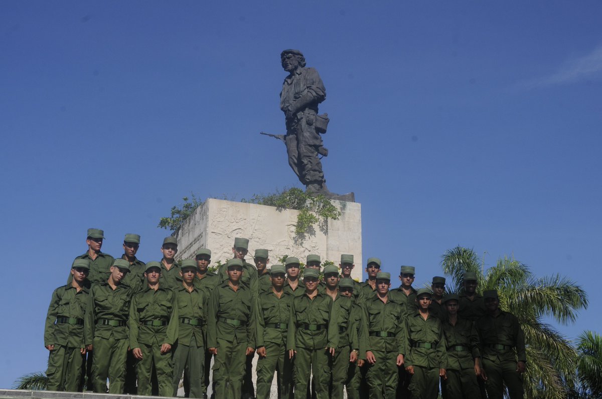 CubaTamaraen's tweet photo. @AlbertoLpzDiaz Con el #Che en el alma y en el ❤️Siempre que vamos al Complejo Escultórico Ernesto Che Guevara de #SantaClara, hay unos minutos para conversar a solas con el Guerrillero de #América. #CheNuestro
#CubaPorLasPaz #CubaViveyVence
Foto: Vladimir Molina PL (2018)
@PrensaLatina_cu https://t.co/jlMTrfSvYL