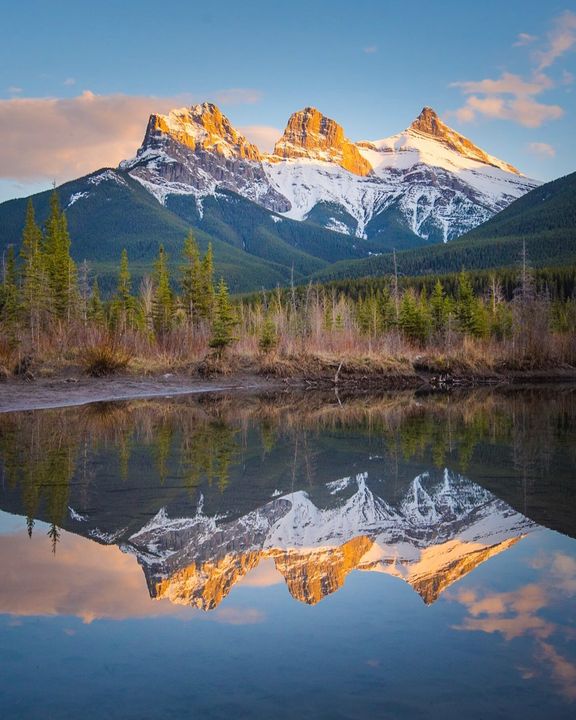 Name a better mountain trio... we'll wait. 

Have you seen the Three Sisters in person or is it on your to-do list? 

📸 IG: swissclick_photography | #ExploreCanmore #ExploreKananaskis