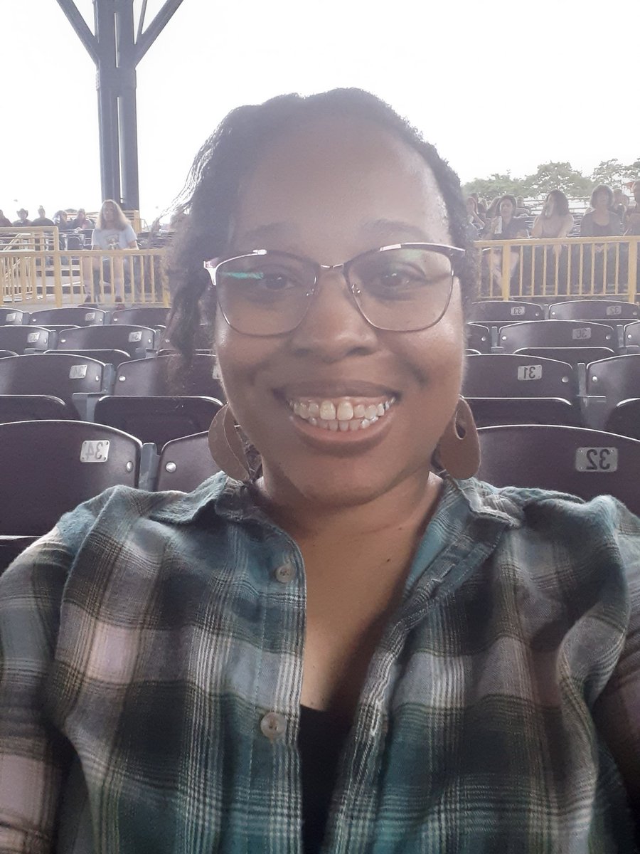 tonishilohwrite's tweet photo. Thanks @VetTix for the tickets to @thechicks concert!! So excited!! #AFVeteran https://t.co/8uNpElNNhN