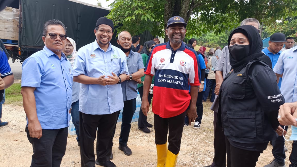 Fama_Kedah's tweet photo. Penyerahan Bantuan Mafi Prihatin kepada mangsa Banjir Daerah Baling 
#mafiprihatin
#famadihatirakyat 
#KeluargaMalaysia https://t.co/nWbhL0lggx